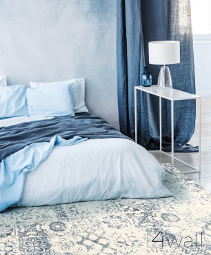 Sypialnia w stylu marynistycznym z pięknym dywanem ze wzorem