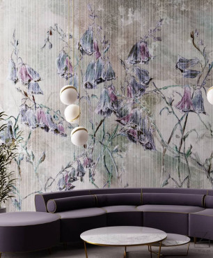 Urokliwa, księżycowa sofa w kolorze fioletowym w salonie z tapetą Giolla w tle