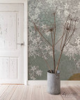 Korytarz w stylu rustykalnym z tapetą w delikatne kwiatki na ścianie