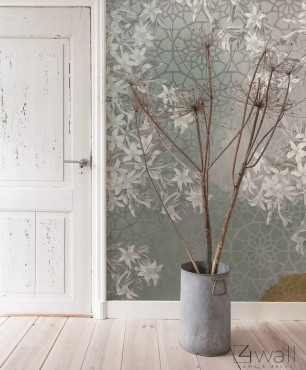 Korytarz w stylu rustykalnym z tapetą w delikatne kwiatki na ścianie