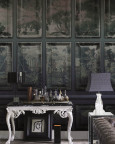 Salon z wyjątkowa tapetą na ścianie oraz meblami w stylu ludwikowskim