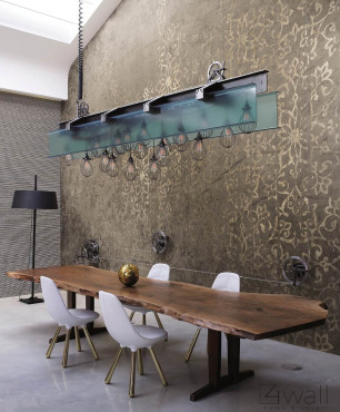 Tapeta ze złotym wzorem na ścianie w jadalni z długim drewnianym stołem