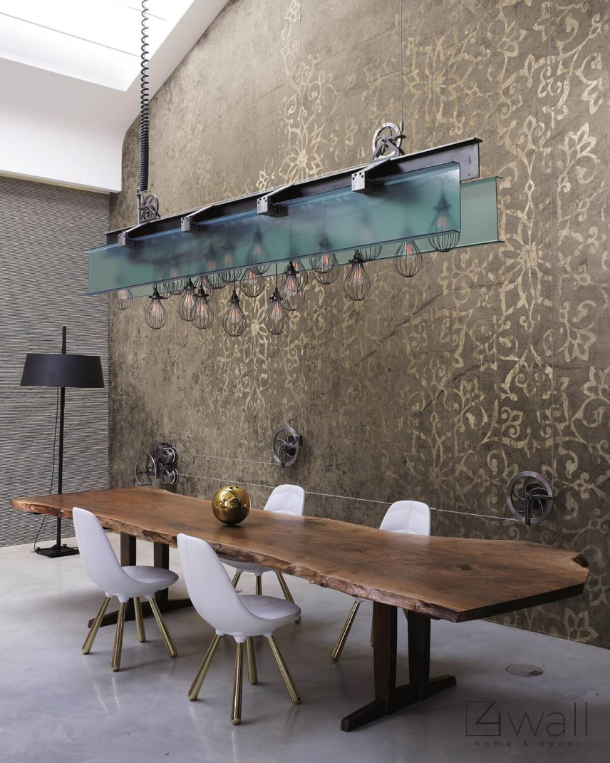 Tapeta ze złotym wzorem na ścianie w jadalni z długim drewnianym stołem