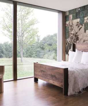 Sypialnia w stylu rustykalno-nowoczesnym z drewnianym łóżkiem kontynentalnym