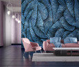 Salon z niebieską, wzorzystą tapetą na ścianie oraz z różowym wypoczynkiem
