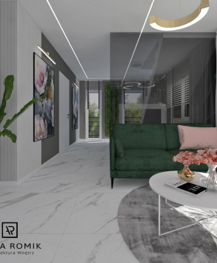Projekt salonu w stylu glamour z zieloną sofą oraz białymi, wielkoformatowymi płytkami na podłodze