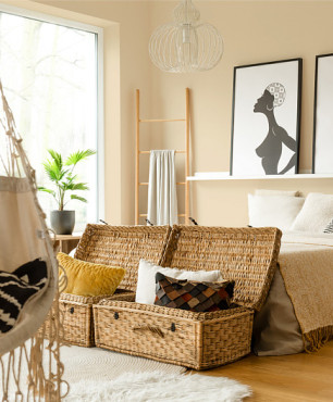 Sypialnia w stylu rustykalnym z wiklinowymi koszami