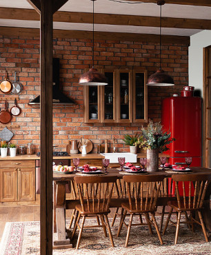 Kuchnia w stylu rustykalnym z czerwoną cegłą na ścianie