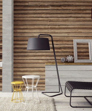 Salon z brązowym kolorem ścian oraz modną lampą i fotelem