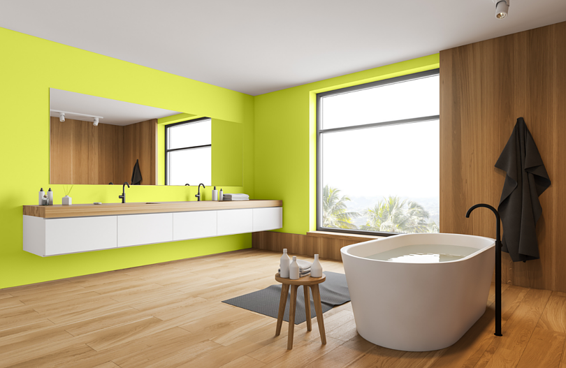 Kolor ''świeży turmalin'' w dużej łazience z wanną owalną