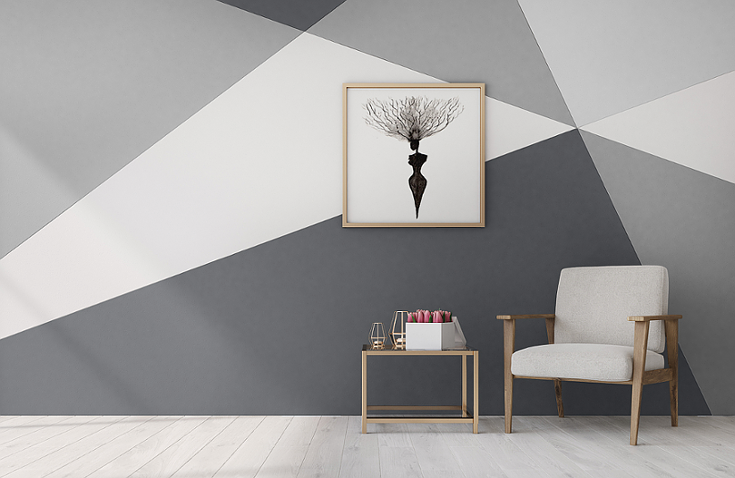 Szare i białe trójkąty na ścianie w salonie