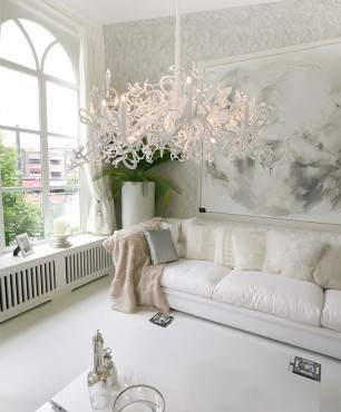 Salon w białej odsłonie z nietuzinkową lampą wiszącą