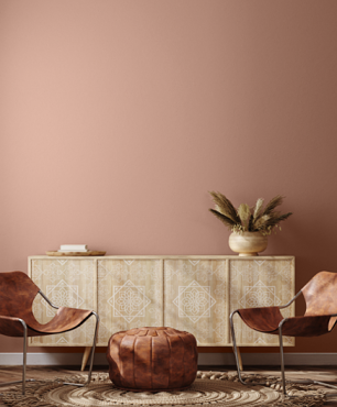 Salon z beżowym kolorem ściany oraz z komodą z drewnianym frontem