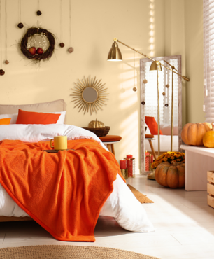 Duża sypialnia z dodatkami w kolorze pomarańczowym