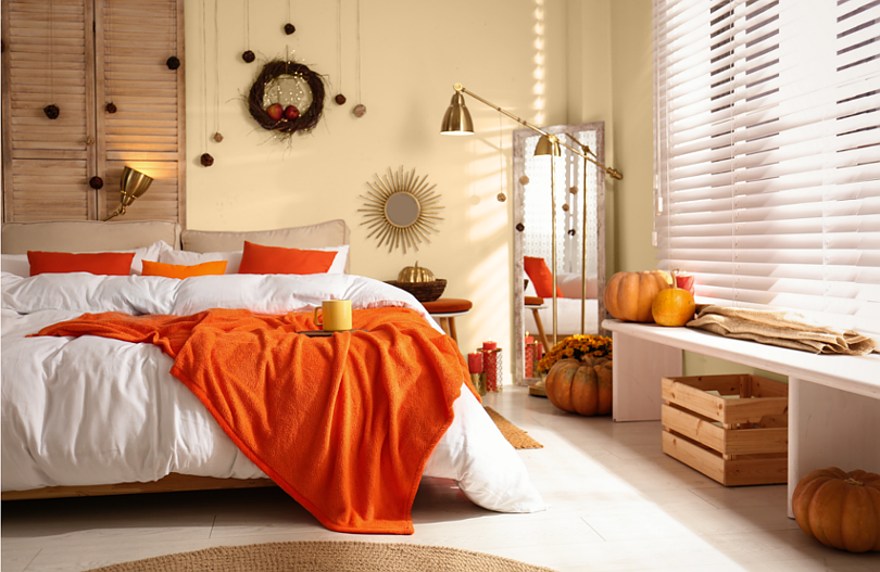 Duża sypialnia z dodatkami w kolorze pomarańczowym
