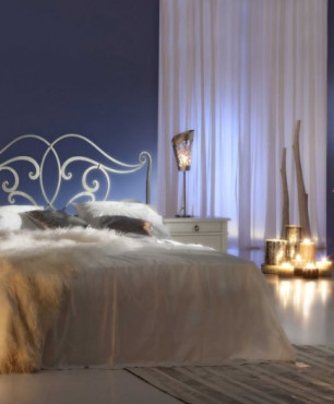 Styl romantyczny w sypialni z wyjątkowym łóżkiem kontynentalnym
