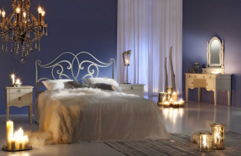 Styl romantyczny w sypialni z wyjątkowym łóżkiem kontynentalnym