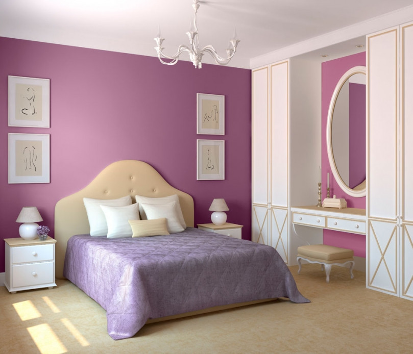 Jagodowy kolor w sypialni z kontynentalnym łóżkiem