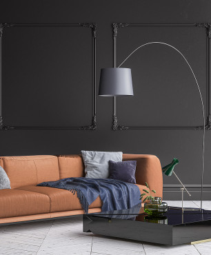 Salon z czarnym kolorem na ścianie oraz z brązową sofą