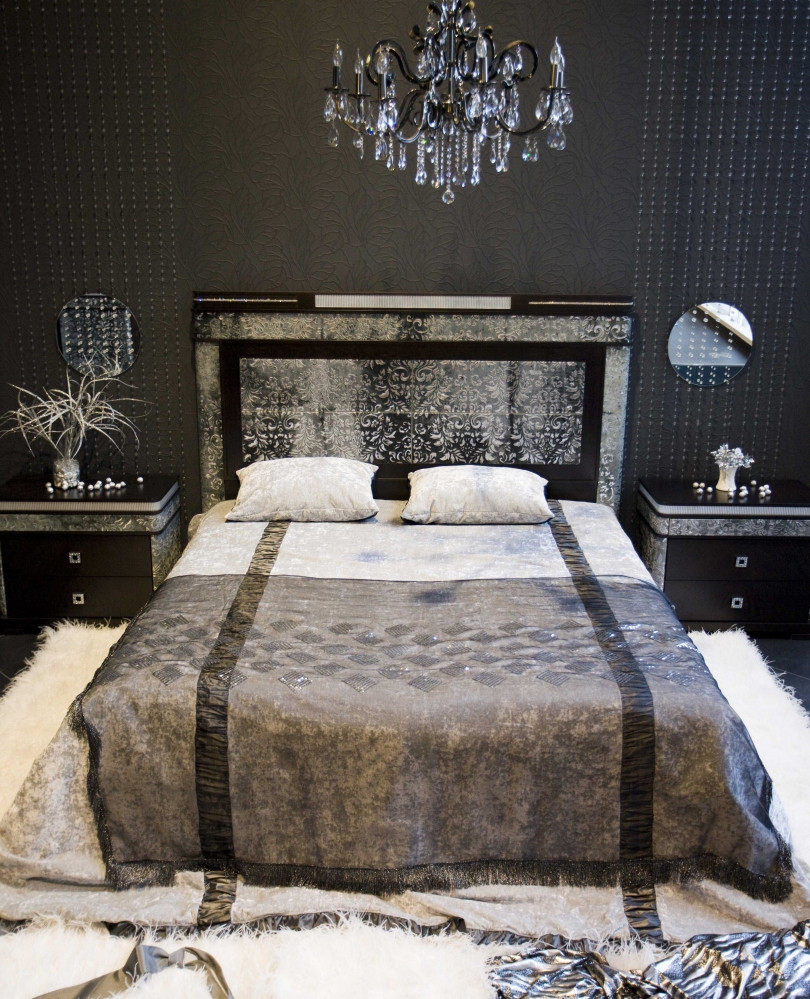 Sypialnia w stylu eklektycznym z kryształowym żyrandolem