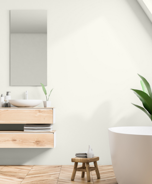 Łazienka na poddaszu z wanną ceramiczną oraz z imitacją drewnianej podłogi