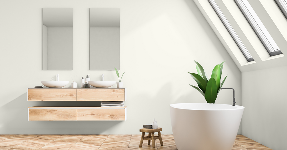 Łazienka na poddaszu z wanną ceramiczną oraz z imitacją drewnianej podłogi