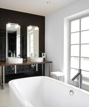 Duża łazienka z wanną oraz dwoma umywalkami i dwoma lustrami prostokątnymi