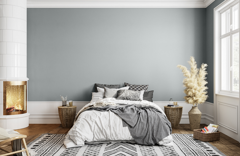Sypialnia w stylu boho z niebieskim kolorem na ścianie oraz z angielską boazerią