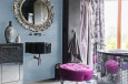 Łazienka z pięknym lustrem w srebrnej ramie oraz z niebieskim kolorem na ścianie