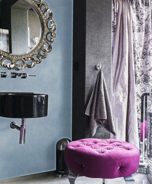 Łazienka z pięknym lustrem w srebrnej ramie oraz z niebieskim kolorem na ścianie