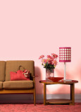 Klasyczny salon z klasycznymi meblami z różowym kolorem na ścianie