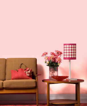 Klasyczny salon z klasycznymi meblami z różowym kolorem na ścianie