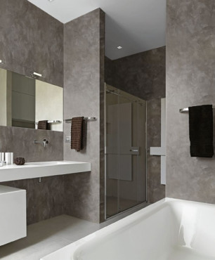 Łazienka w stylu klasycznym z imitacją betonu na ścianie oraz z meblami w białym kolorze