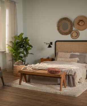 Sypialnia w stylu boho z rattanowym łóżkiem kontynentalnym