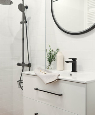 Nowoczesna łazienka z prysznicem walk-in z odpływem liniowym oraz z białą szafką wiszącą