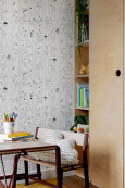 Pokój dziecięcy z tapetą z motywem leśnym na ścianie oraz z szafą i półkami we wnęce