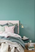 Sypialnia z zielonym kolorem na ścianie