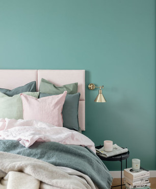 Sypialnia z zielonym kolorem na ścianie