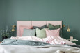 Wyjątkowa sypialnia z tapicerowanym łóżkiem kontynentalnym oraz ze złotymi konkietami zamontowanymi blisko łóżka