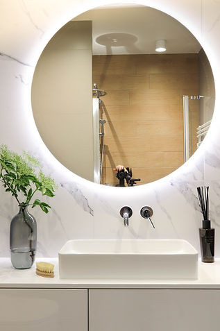 Nowoczesna łazienka z marmurem z szarą żyłką na ścianie