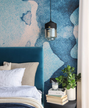 Sypialnia z tapetą w niebieskich odcieniach na ścianie
