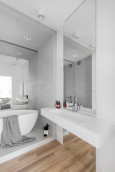 Klasyczna łazienka z wanną owalną oraz wiszącą umywalką prostokątną