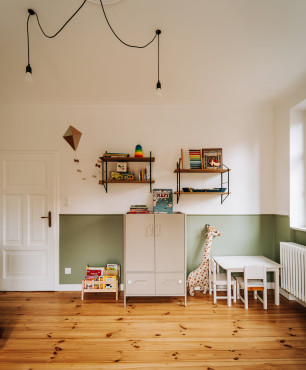 Pokój dziecięcy z meblami oraz półkami otwartymi zamontowanymi do ściany