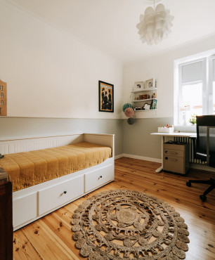 Pokój studenta w stylu skandynawskim z drewnianą podłogą