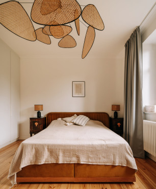 Sypialnia z łóżkiem kontynentalnym drewnianym oraz niesamowitą lampą wiszącą