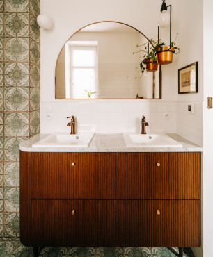 Wyjątkowa łazienka z drewnianą szafką stojącą oraz dwoma umywalkami podblatowymi