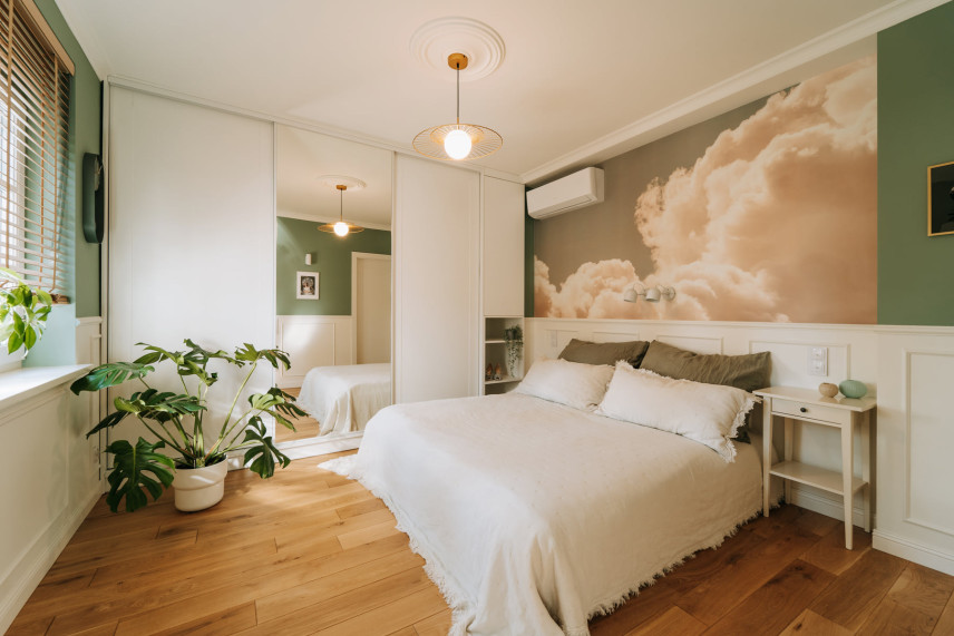 Sypialnia z kawałkiem nieba na ścianie