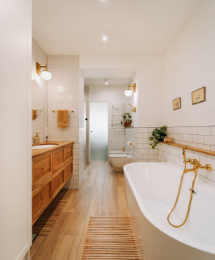 Duża łazienka w stylu rustykalnym z długą, drewniną szafką oraz owalną wanną ceramiczną