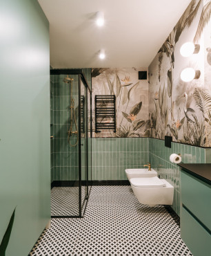 Duża łazienka z zielonym akcentem z muszlą wiszącą, bidetem oraz prysznicem