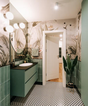 Piękna łazienka z podłogą w pepitkę oraz zielonym kolorem na ścianie i zieloną szafką wiszącą